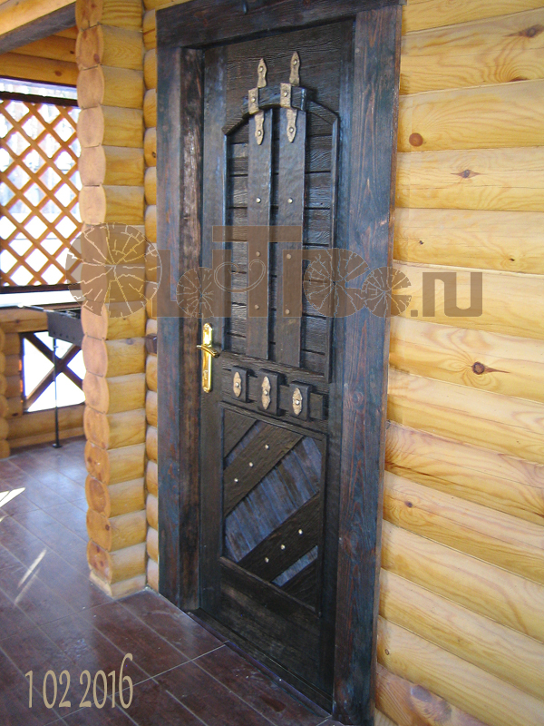 derevyannay dver s decorom 