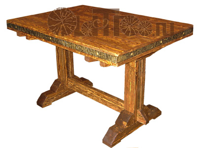 деревянный стол с декоративными элементами