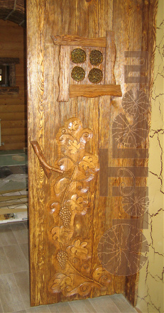 дверь из состаренного дерева с резьбой