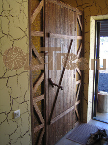 декоративная перегородка с дверью из состаренного дерева