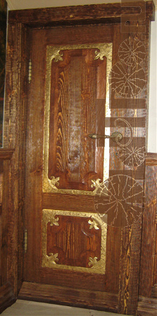 дверь под старину из дерева с позолоченными элементами резьбы