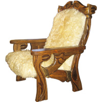 деревянное кресло с резьбой