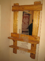 зеркало с полкой из состаренного дерева