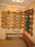 вешалки и скамьи из состаренного дерева