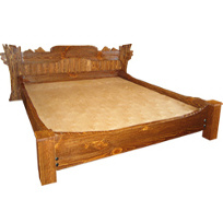 кровать из состаренного дерева